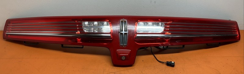 DE9313B433AG | 2010 - 19 LINCOLN MKT REAR CENTER TAILLIGHT LID MOUNTED CAMERA OE
