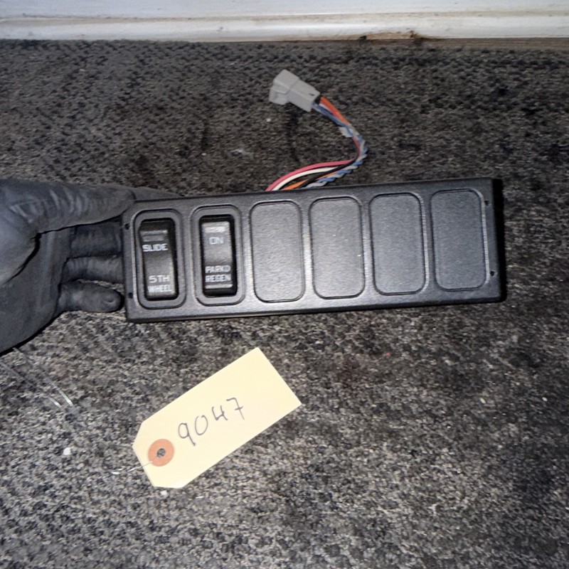 INTERNATIONAL SWITCH PANEL P/N 3575432C4