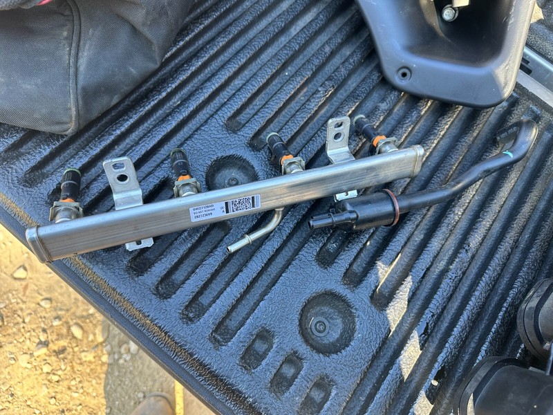 14-18 JEEP CHEROKEE & 200 & FIAT 500 2.4 ED6 OEM FUEL INJECTOR RAIL W/ INJECTORS
