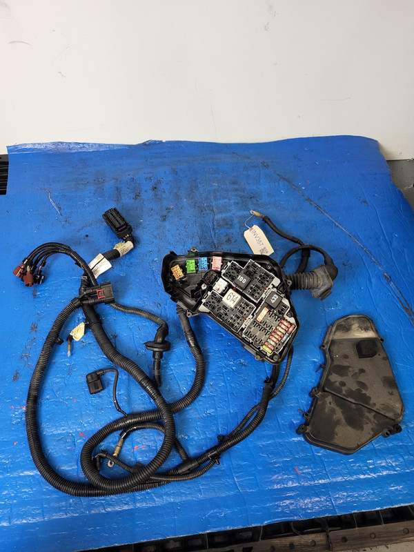 Used Oem Porsche Engine Bay Fuse Box Wiring Harness for 2014 Cayenne 3.6L AWD