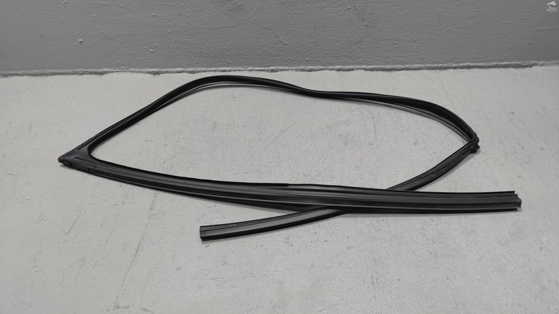 2018-2024 TOYOTA CAMRY FRONT DRIVER SIDE DOOR WINDOW GLASS RUN CHANNEL STRIP OEM