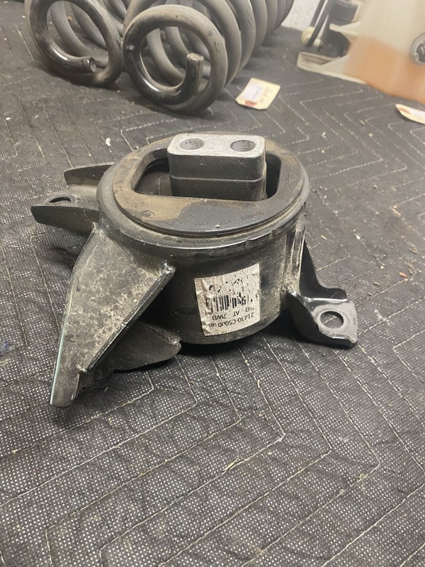 2017 KIA SORENTO LX TRANSMISSION MOUNT OEM 21830-C5000