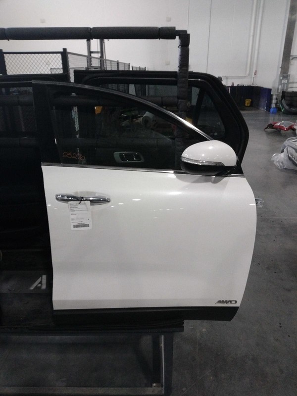 2019 KIA SORENTO Right Front Door White 665250 111K Miles Used