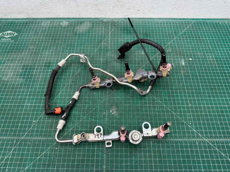 15 LEXUS RC300 RC350 3.5L FUEL INJECTOR RAIL OEM
