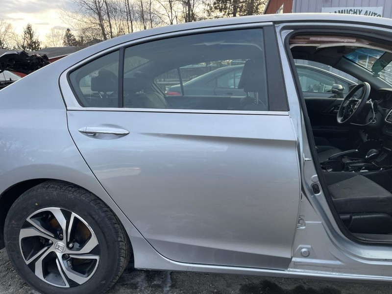 2013-17 HONDA ACCORD RIGHT ROCKER W/POST SILVER PC:NH830M 2.4L FWD 158K LX 63657