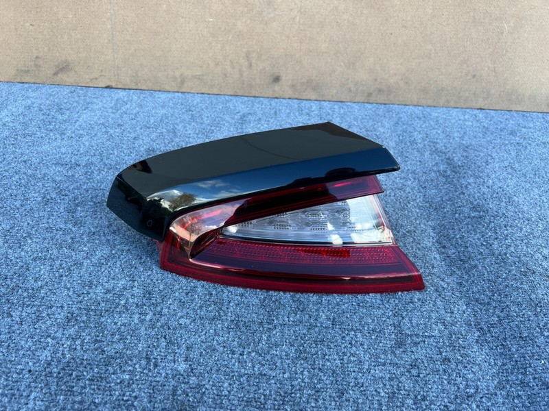 KIA STINGER 18-21 OEM LEFT DRIVER LED TAIL LIGHT LAMP ASSEMBLY (CRACKED MOUNT)