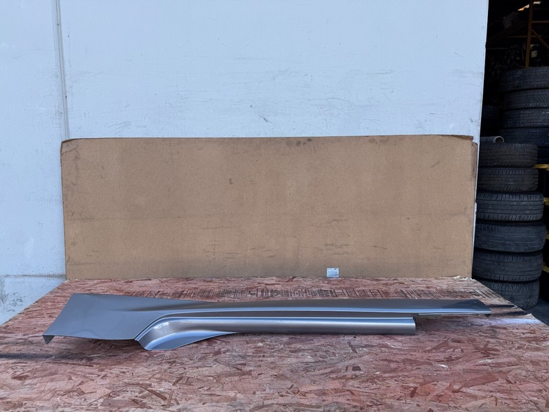 NISSAN 370Z 2009-2021 OEM LEFT DRIVER SIDE SKIRT ROCKER PANEL ASSEMBLY (GRAY)