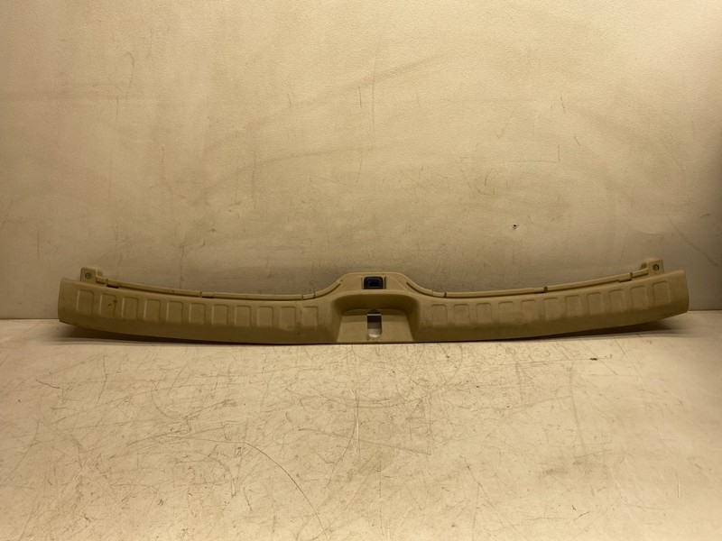2004-2007 TOYOTA HIGHLANDER REAR TRUNK CARGO AREA SILL LATCH PLATE TRIM COVER