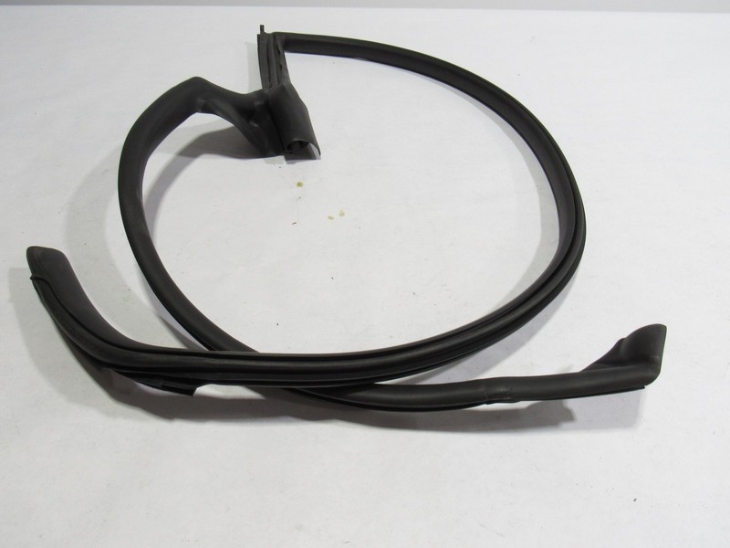 18-21 Aston Martin Vantage 2020 Front Right Passenger Door Weatherstrip Seal ;:Y