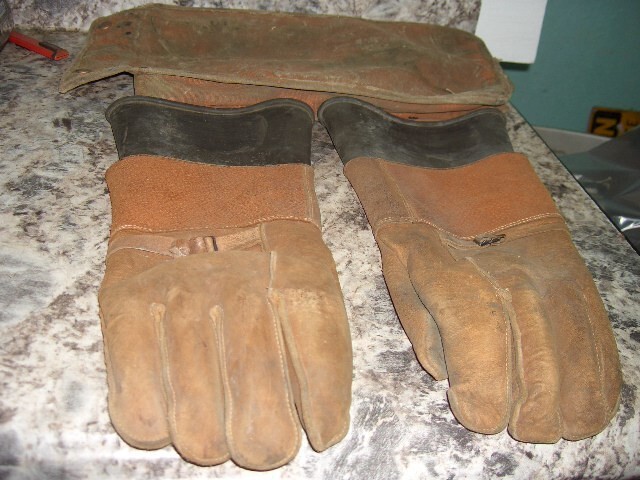 Vintage linemans leather gloves with bag Wilson rubber co 10,000 volts