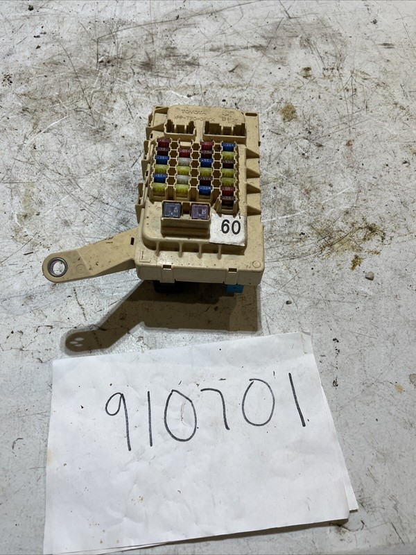 2001-2007 Toyota Highlander 3.3L V6 AT Under Dash Fuse Box Relay Unit OEM