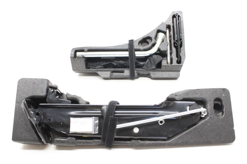 15-24 Porsche Macan 3.0L Jack and Tool Kit 95B01210