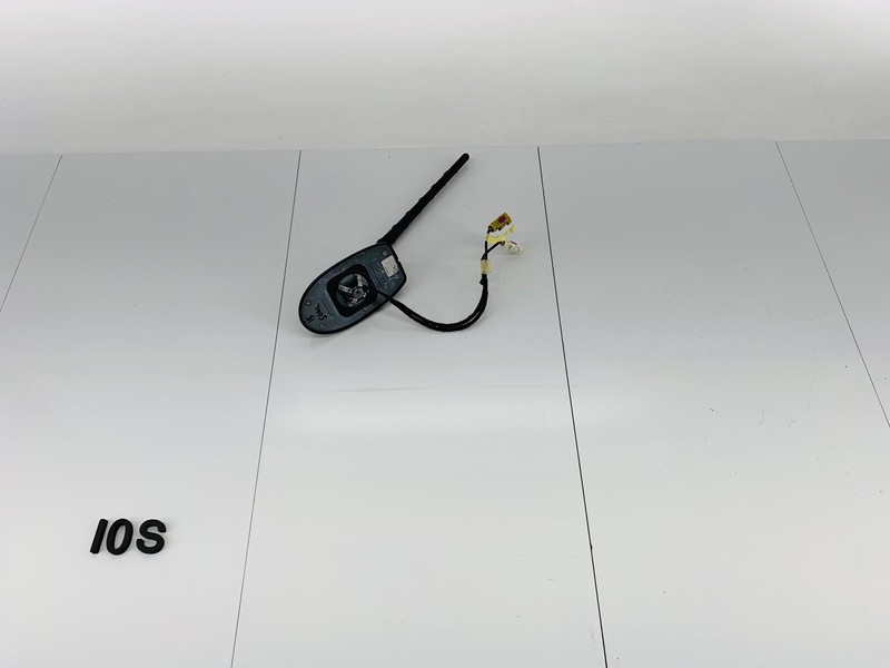 14-17 FIAT 500X REAR UPPER EXTERIOR ROOF ANTENNA BASE & CABLE 68223984AA OEM
