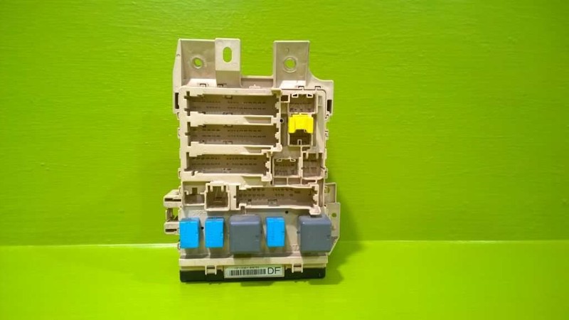 04 05 TOYOTA SOLARA INTERIOR FUSE RELAY BOX OEM 2932-16
