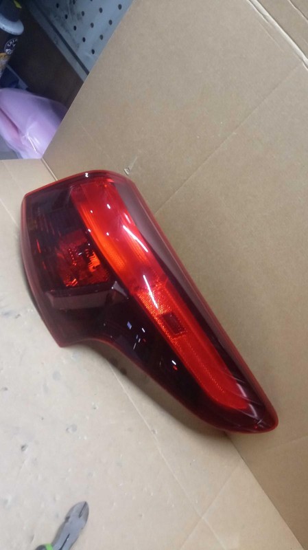 2019 Nissan Rogue Sport Right Tail Light Assembly White 639555 Used 75K Miles
