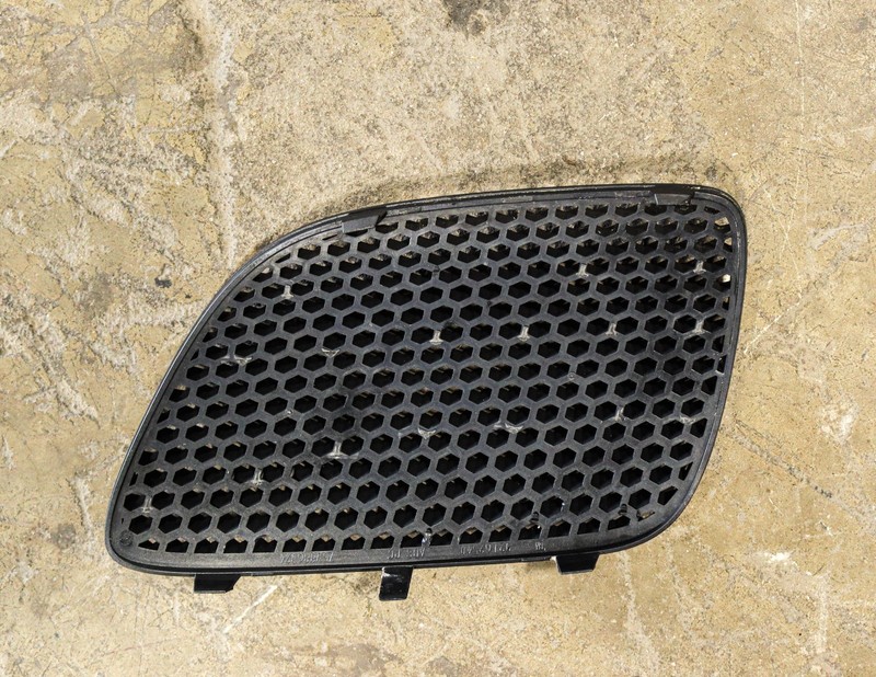 2004-2006 Pontiac GTO OEM Passenger Side Grille 92162540 *USED*
