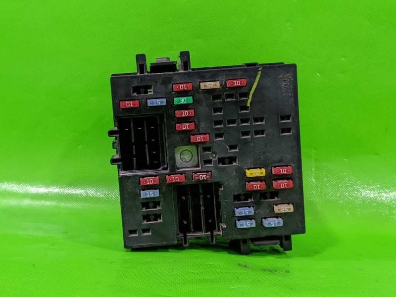03 04 05 SIERRA 2500HD INTERIOR CABIN FUSE RELAY BOX OEM 3973-9