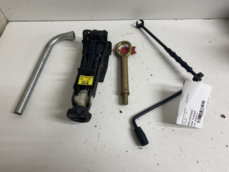 2000-2001 Volkswagen Beetle Scissor Jack & Tool Kit Set Kit Tire Lug Iron Oem