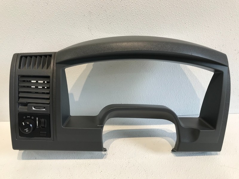 05-07 Dodge Dakota Speedometer Cluster Dash Trim Bezel with Vent OEM 5JH961DHAB