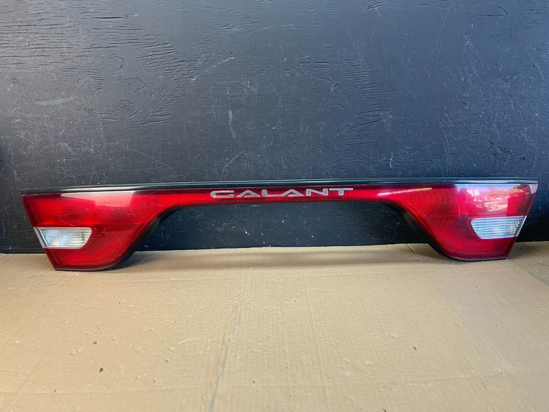 1994 1995 1996 Mitsubishi Galant Center Trunk Rear Tail Light OEM ac9751 DG