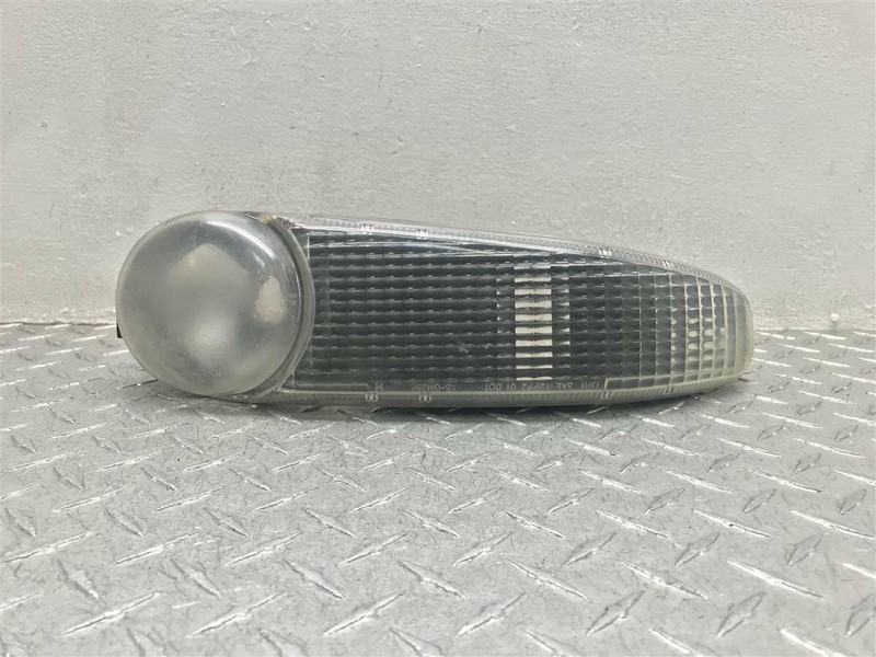 2001-2006 GMC YUKON DENALI PASSENGER RIGHT PARK LAMP-TURN SIGNAL OEM 15199555