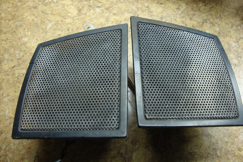 1985 Yamaha Venture XVZ1200 XVZ 1200 D Front Fairing Speakers Audio System Grill