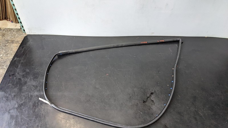 Front Right Door Weatherstrip 2019 Kia Optima 82140-D4000 2016 2017 2018 2020