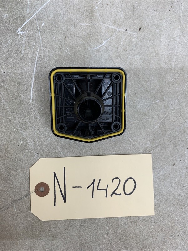 17-23 Tesla Model 3 Main Battery Cooling Pipe Adaptor OEM 1090365-00-E 1420 B136