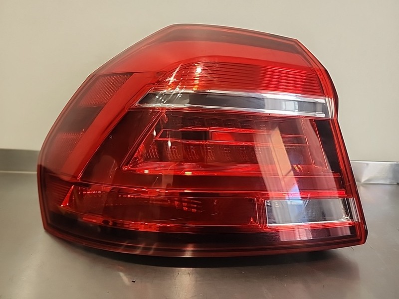 2016 2017 VOLKSWAGEN PASSAT OUTER TAILLIGHT OEM LH DRIVER SIDE LED 561945207B