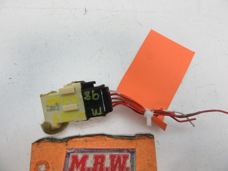 FRONT DOOR LAMP CONTROL RELAY WIRE PLUG CONNECTOR RIGHT LEFT DRIVER PASSENGER