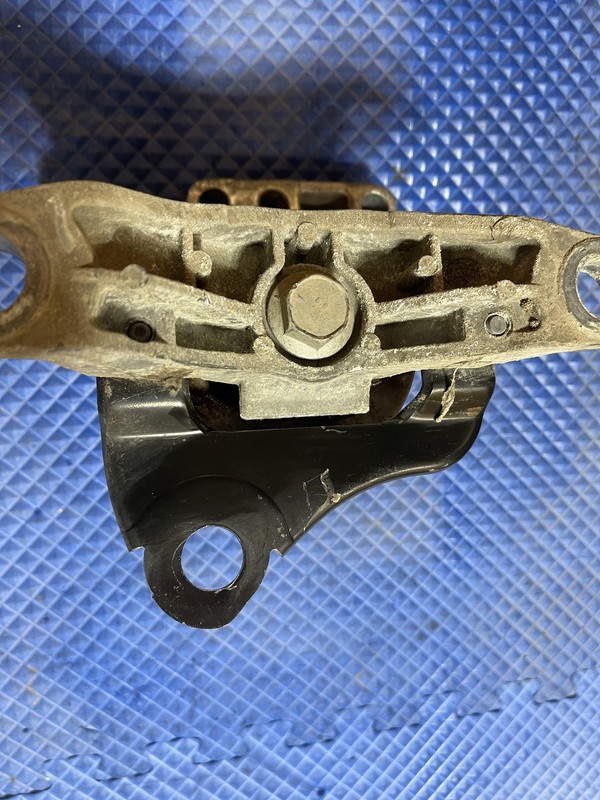 13-16 Ford Fusion 2.0L Turbo Passenger Front Engine Mount Bracket Assembly