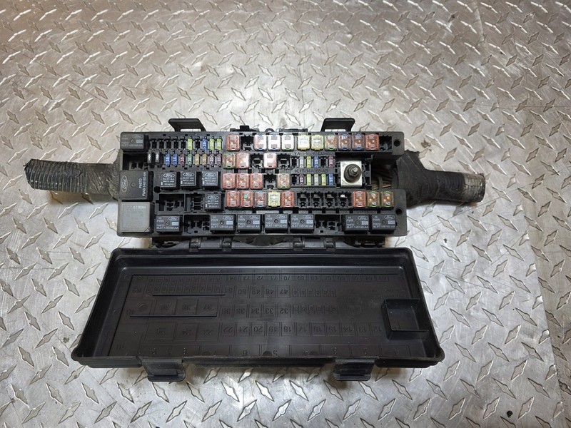 2009-2014 Ford Expedition Engine Fuse Box Assembly 5.4L Tested Oem