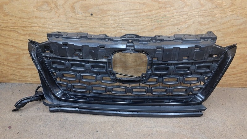 2019 2020 Honda Passport Front Bumper Upper Grille OEM 71121-TGS-A0 "DAMAGED"