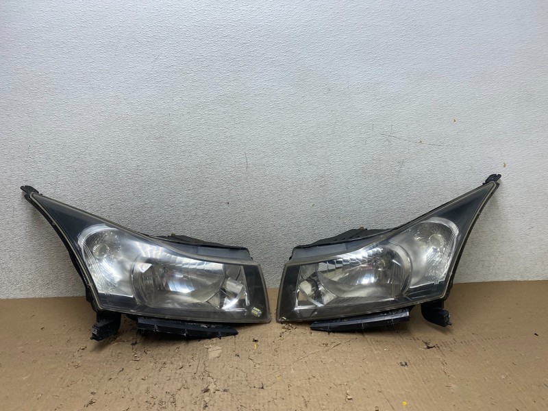 2011 to 2015 Chevrolet Cruze Halogen Left+Right Set Headlights S0047 DW