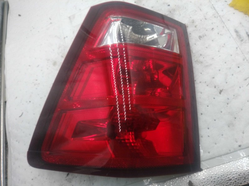 2005-2006 Jeep Grand Cherokee Right Tail Light Assembly Silver OEM 385477
