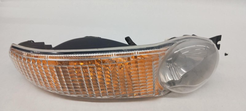 2003 GMC SIERRA DENALI Right passenger Park Lamp Turn Signal OEM 03