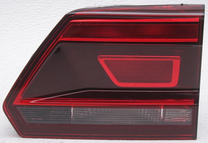 OEM 2018-2019 Volkswagen Atlas Inner Lid Tail Lamp Lens Crack 3CN945094A