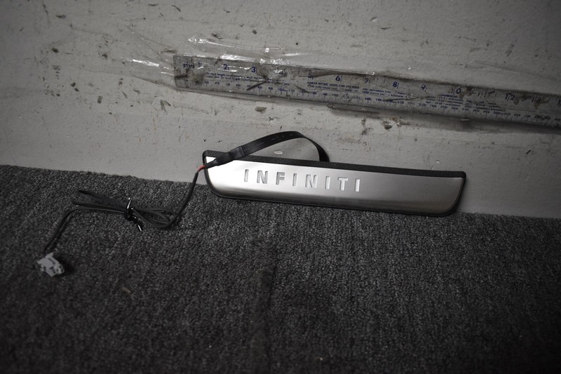 INFINITI REAR RIGHT SIDE STEP PAD FACTORY OEM
