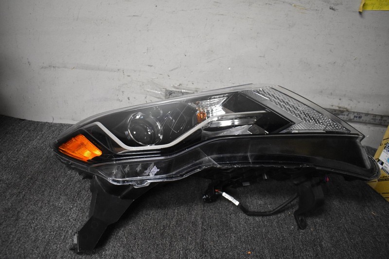 2017-2018 NISSAN PATHFINDER RIGHT SIDE HEADLIGHT FACTORY OEM