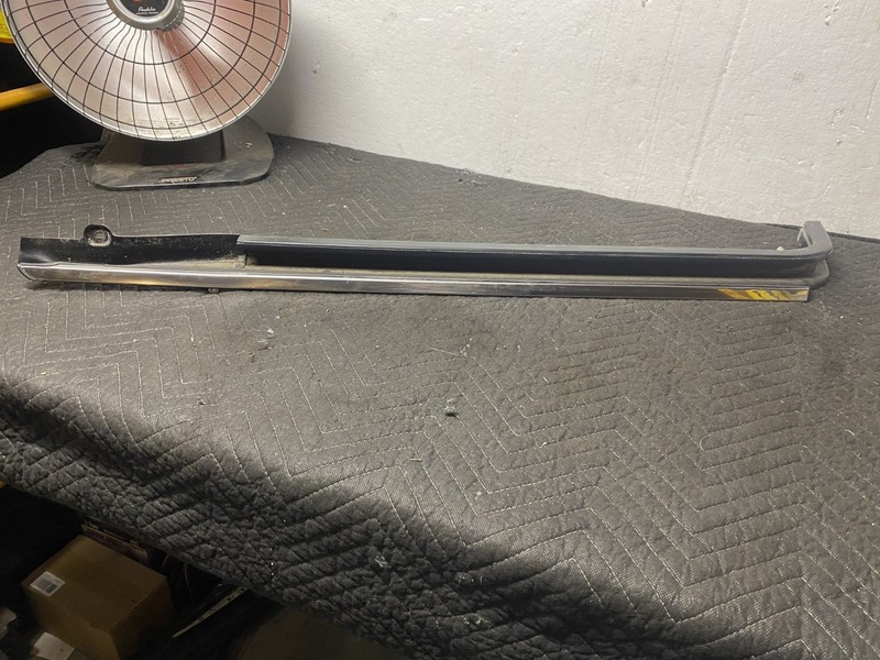 2012 CHRYSLER TOWN AND COUNTRY RIGHT SIDE MIDDLE DOOR TRACK OEM