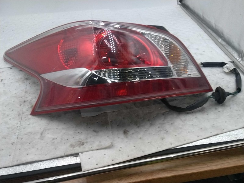 2013 Nissan Altima Left Tail Light Assembly Brown OEM 141509 Used 120K Miles
