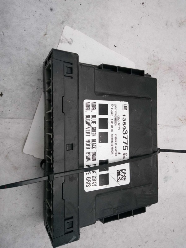 2015 Cadillac SRX Body Control Module OEM 270271 110k Miles White