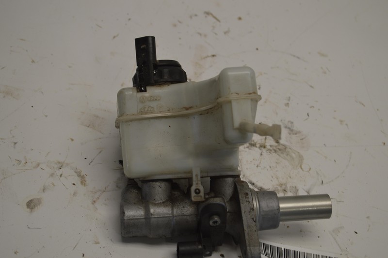 2017-2018 VOLKSWAGEN VW TIGUAN 2.0L FWD BRAKE MASTER CYLINDER W/ TANK OEM