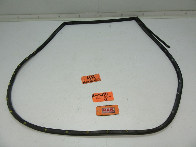 FITS TUCSON RIGHT PASSENGER REAR BACK DOOR PANEL WEATHER RUBBER SEAL STRIP RR R