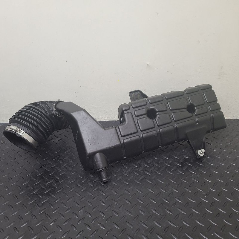 18-24 Chevrolet Traverse 3.6L Air Cleaner Outlet Duct OEM 84522148