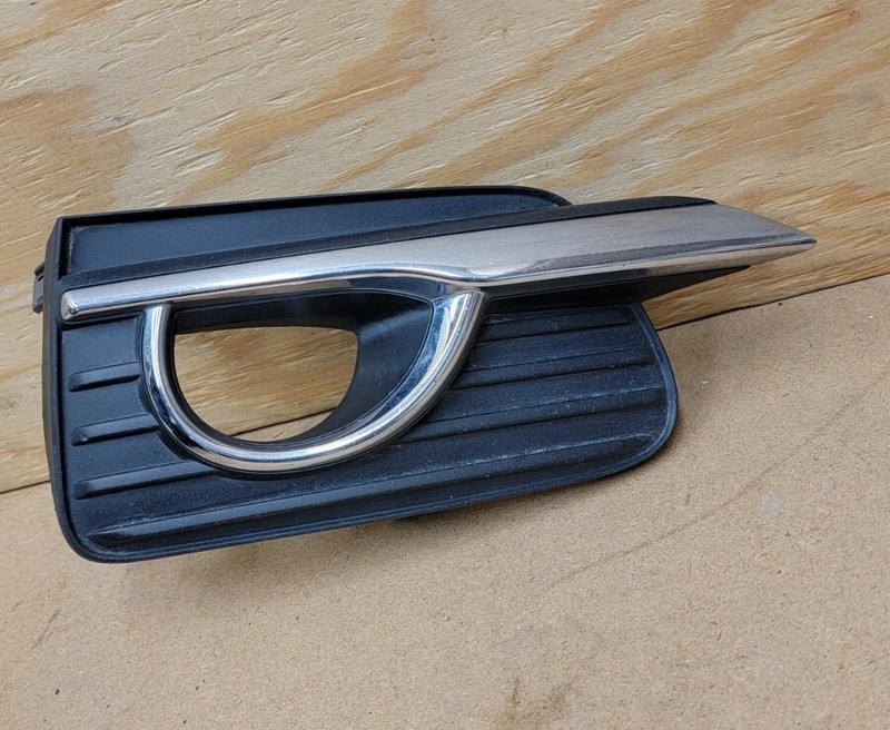 2014 - 2017 INFINITI Q50 Front Foglight Lamp Bezel Cover Right 62256-4GA0A OEM