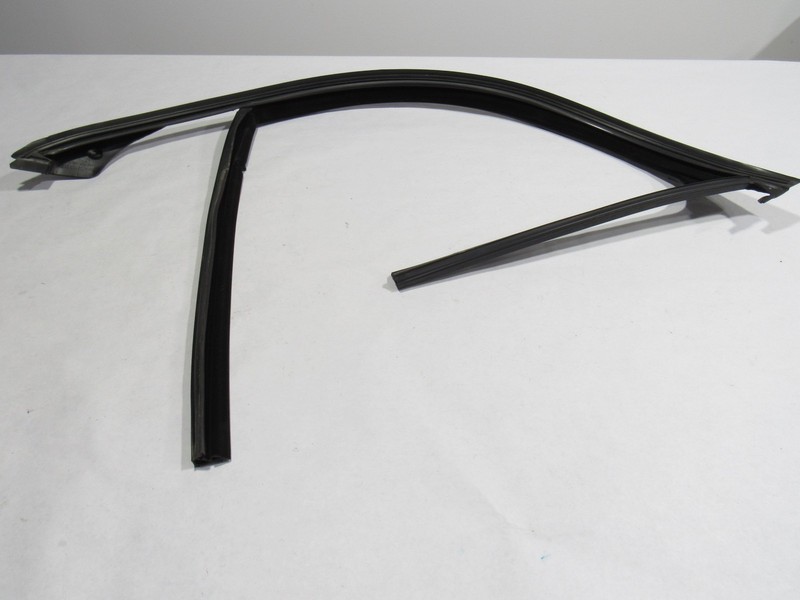 18-20 Mercedes S560 W222 2020 Front Left Door Window Weather Strip Seal :M