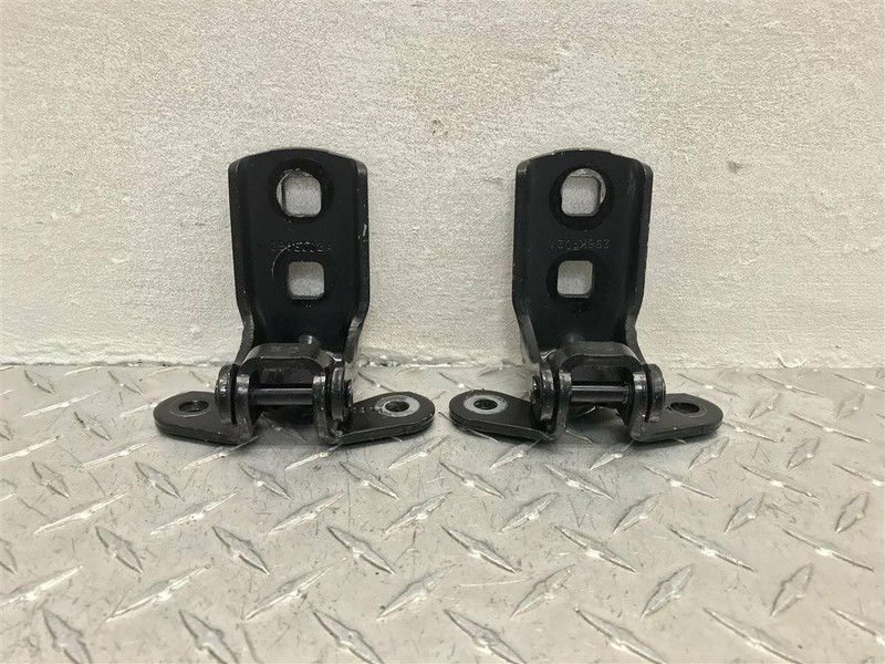 2003 SATURN VUE DOOR HINGES PAIR OEM 15861045