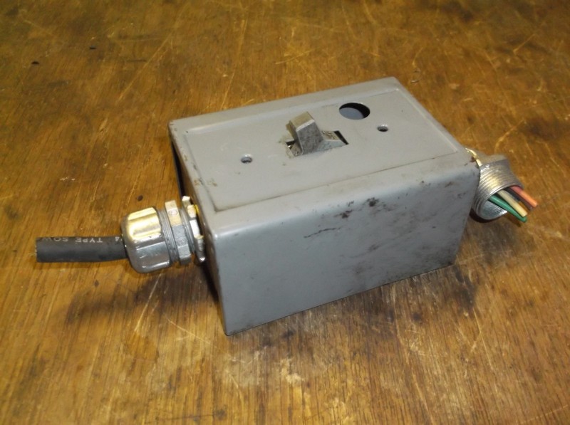 Square D Switch and Enclosure Box 65013-001-33E 30A 600VAC *FREE SHIPPING*