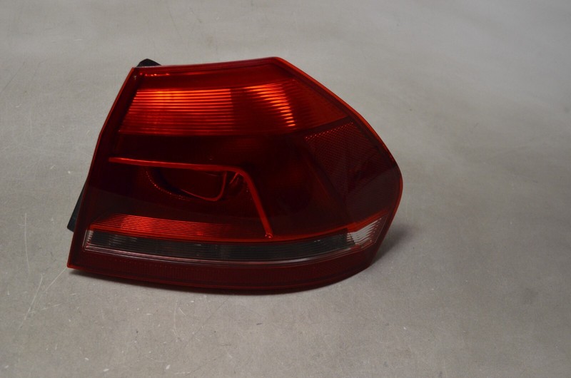 12-15 VOLKSWAGEN PASSAT REAR RIGHT PASSENGER SIDE TAIL LIGHT LAMP OEM